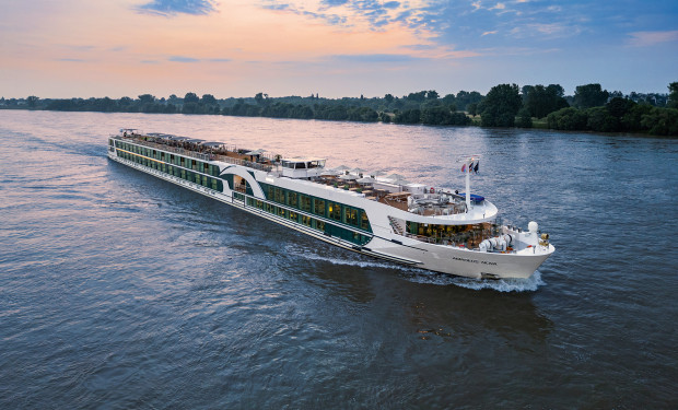 Die Amadeus Nova auf dem Main bei Abendlicht   