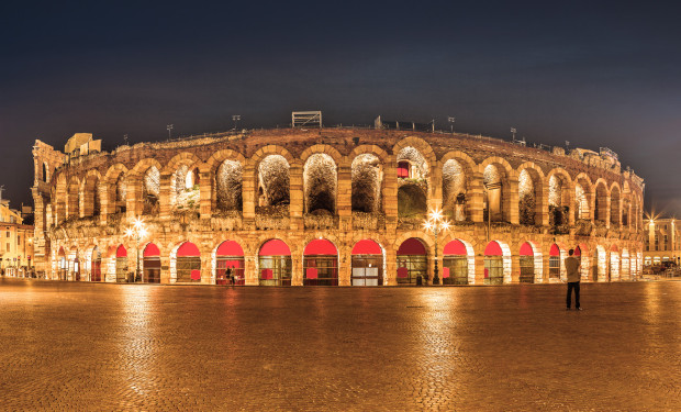 Teaser: Blick auf die Fassade der abendlich beleuchteten Arena von Verona    