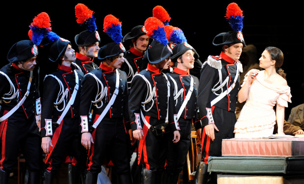 Teaser Panorama Dresden, Semperoper, Szene aus "L'elisir d'amore": 