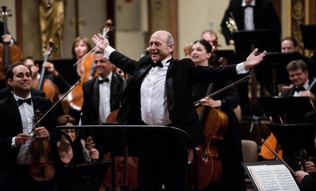 Der Dirigent Ivan Fisher mit dem Budapest Festival Orchestra beim Applaus