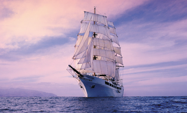 Das Segelschiff Sea Cloud II auf See im Abendlicht  