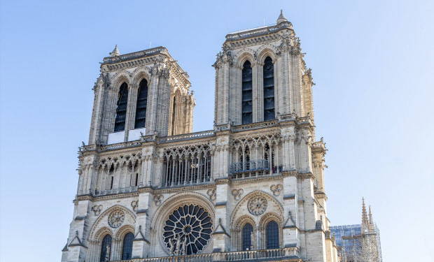 Die Fassade der sanierten Kathedrale Notre Dame in Paris  
