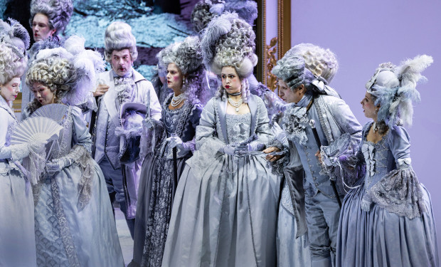 Szene aus "La Fille du régiment" an der Bayerischen Staatsoper   