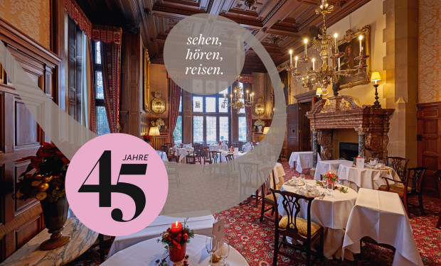 Adventlich gedecktes Restaurant im Schlosshotel Kronberg mit Logo 45 Jahre Reisen für Musikfreunde  