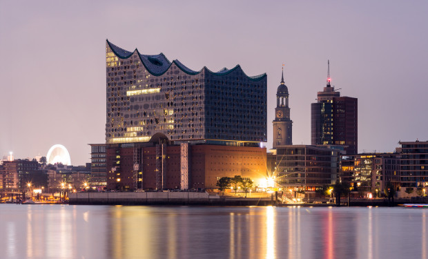 Blick auf die Elbphilharmonie am Abend  