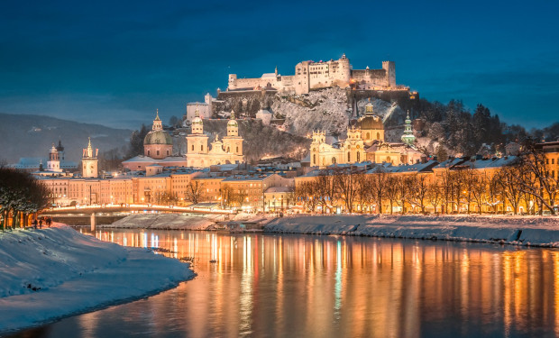 Blick auf das winterliche Salzburg am Abend    