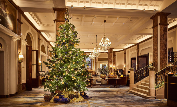 Teaser: Der festlich geschmückte Eingangsbereich mit Weihnachtsbaum im Hotel Atlantic Hamburg    