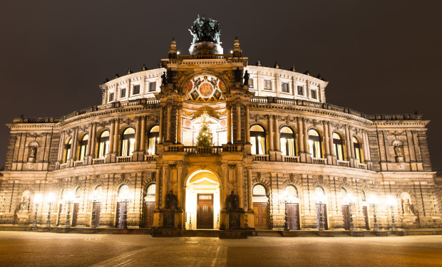 Weihnachtlich dekorierte Semperoper in Dresden