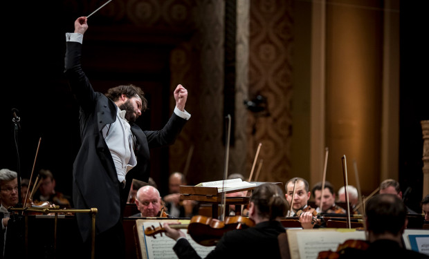 Leipzig Lortzing Festival Der Dirigent Petr Popelka mit Orchester