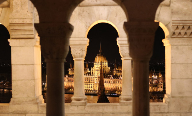 Paris Blick durch eine Balustrade auf das Budapester Parlament bei Nacht
