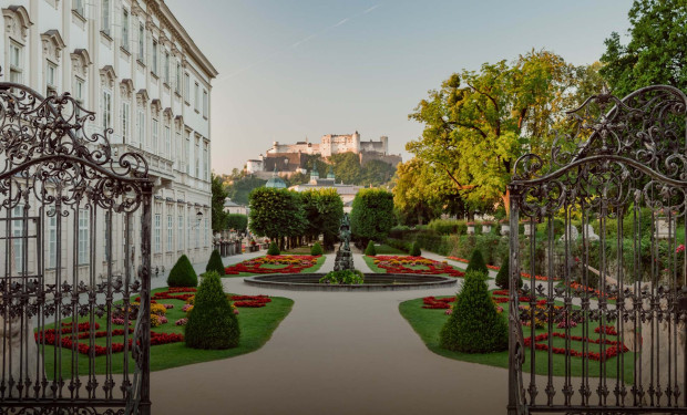Blick in die Gartenanlage Schloss Mirabell und auf Hohensalzburg