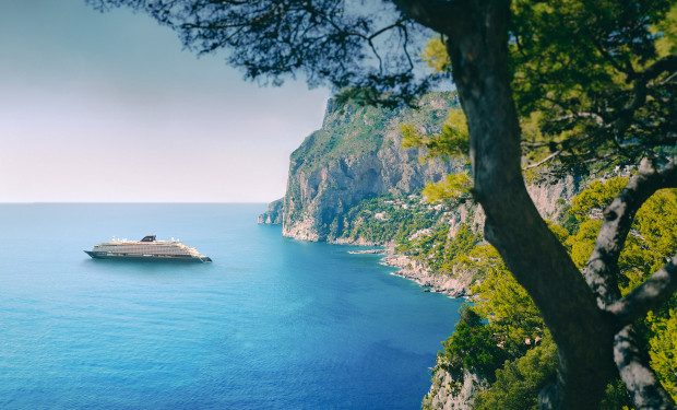 Teaser:: Blick auf die Explora I an der Mittelmeerküste    