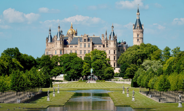 Blick auf das Schweriner Schloss mit Parkanlage und Schweriner Insel