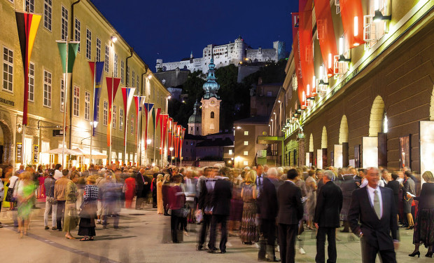 Teaser: Blick in die Hofstallgasse mit Festspielpublikum     