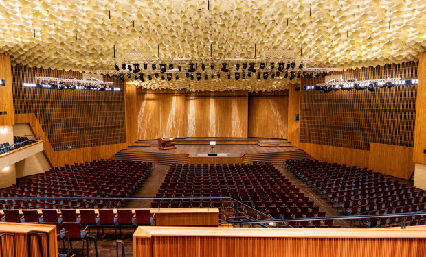Teaser: Blick in den großen Saal der neu eröffneten Beethovenhalle in Bonn    
