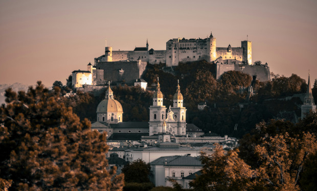 Salzburg Blick auf das herbstliche Salzburg mit Burg Hohensalzburg