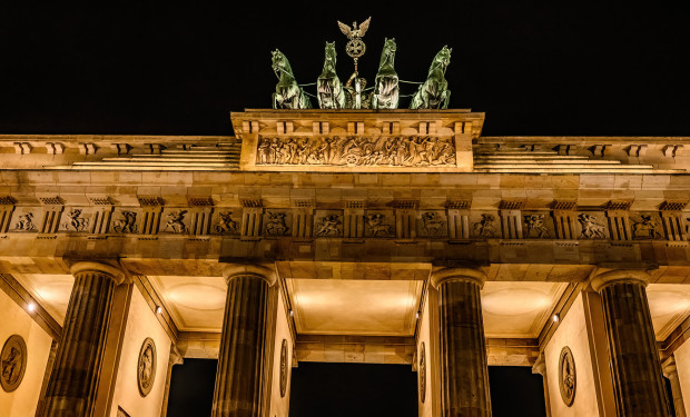 Blick auf das nächtlich beleuchtete Brandenburger Tor in Berlin