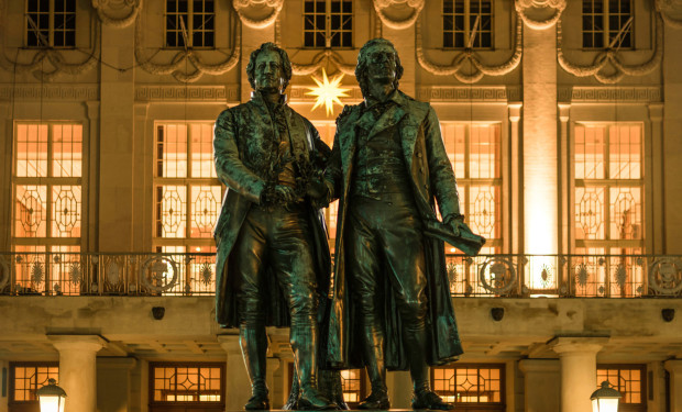 Goethe- und Schillerdenkmal vor weihnachtlich dekoriertem Theater in Weimar    