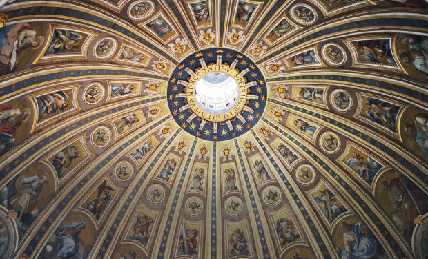 Blick in die Kuppel des Petersdoms in Rom
