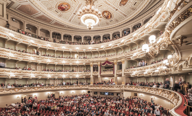 Semperoper Blick in den Zuschauerraum mit Publikum in der Semperoper Dresden