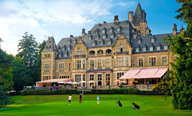 Blick auf das Schlosshotel in Kronberg mit Park und Golfanlage