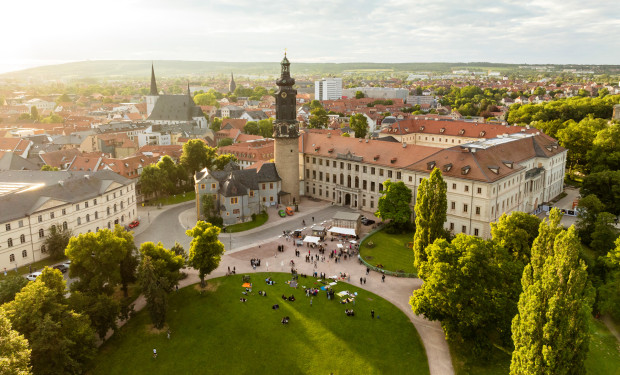 Luftaufnahme des Stadtschlosses Weimar mit Blick über die Stadt