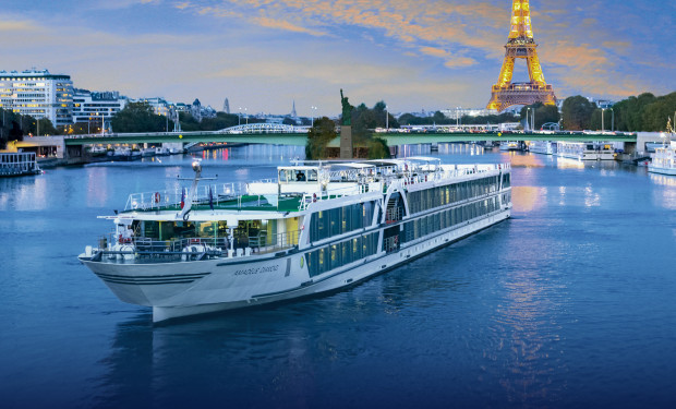 Die Amadeus Diamond auf der Seine bei der Ausfahrt von Paris mit Eiffelturm im Hintergrund