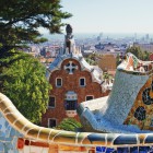 Barcelona,  Mosaike von Antoni Gaudi im Park Güell 