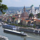 Altstadt von Passau an der Donau mit Schiffanlegestelle 