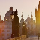 Karlsbrücke in Prag im Sonnenlicht 
