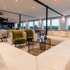 Bar- und Loungebereich mit Sitzgruppe