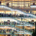 Blick durch die Glasfassade auf das Pausenpublikum im Festspielhaus Baden-Baden