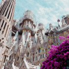 01: Blick auf die Fassade der Sagrada Familia in Barcelona    