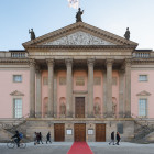 Blick auf die Staatsoper Unter den Linden im Winter