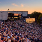 01: Publikum mit Abenddämmerung bei den Bregenzer Festspielen     