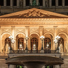 Detail mit Schriftzug an der Fassade der Alten Oper Frankfurt