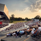 Das Festival Grafenegg mit Wolkenturm und Publikum    
