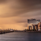 HafenCity und Elbphilharmonie im Abendlicht