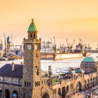 Blick auf Landungsbrücken und St. Pauli in Hamburg