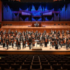 Gruppenbild des London Philharmonic Orchestra mit dem Dirigenten Edward Gardner   
