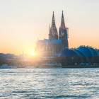 Blick auf das winterliche Köln mit Dom und Rheinbrücke