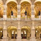 Nahaufnahme des Eingangsbereichs der Wiener Staatsoper