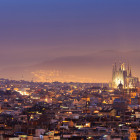 Stadtansicht von Barcelona im Abendlicht 