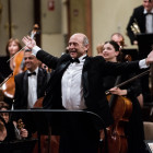 Der Dirigent Ivan Fisher mit dem Budapest Festival Orchestra beim Applaus
