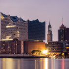 Die Elbphilharmonie in Hamburg am Abend