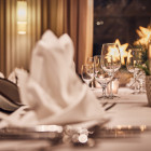 02: Weihnachtlich gedeckter Tisch im Restaurant des Hotel Atlantic Hamburg   