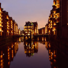 Die Speicherstadt in Hamburg am Abend    