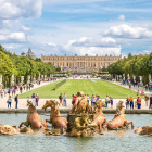 Blick auf Parkanlage und Schloss in Versailles bei Paris