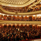 Blick in den Zuschauerraum des Nationaltheaters in Sofia