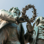 Goethe- und Schillerdenkmal auf dem Theaterplatz in Weimar